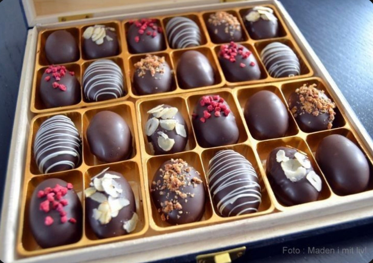 Velvety Dates Chocolate Box